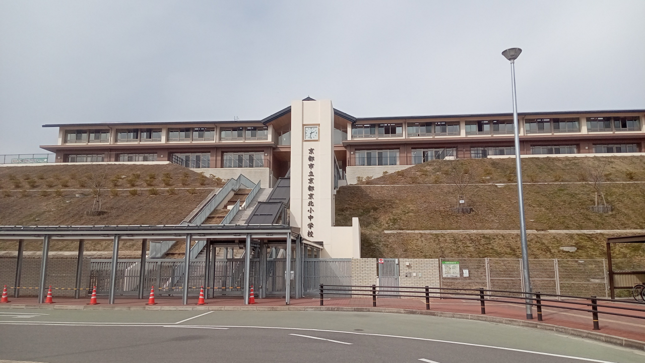 京北小中学校外観